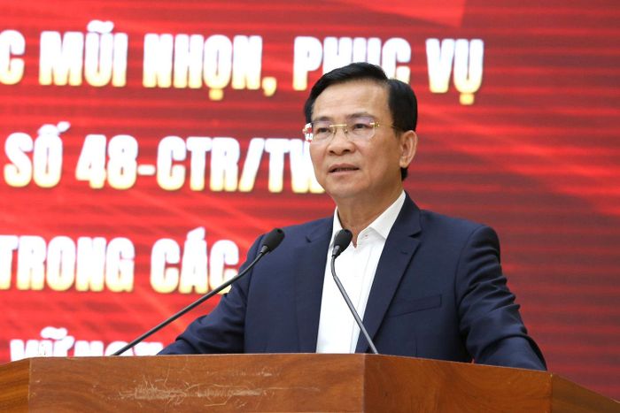 Đồng chí Hồ Văn Mười, Ủy viên Ban Chấp hành Trung ương Đảng, Phó Bí thư Tỉnh ủy, Chủ tịch UBND tỉnh quán triệt nghị quyết về thu hút, trọng dụng nhân tài tại hội nghị