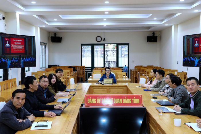 Cán bộ, công chức dự và theo dõi hội nghị tại điểm cầu Đảng ủy Các cơ quan Đảng tỉnh
