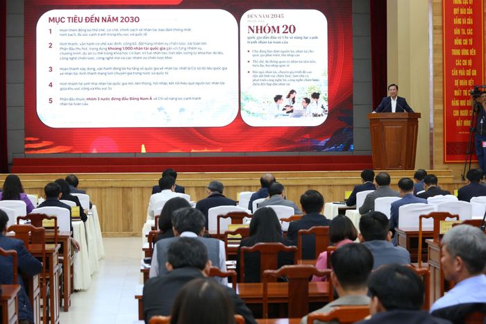 Đồng chí Hồ Văn Mười, Ủy viên Ban Chấp hành Trung ương Đảng, Phó Bí thư Tỉnh ủy, Chủ tịch UBND tỉnh quán triệt các nghị quyết tại hội nghị