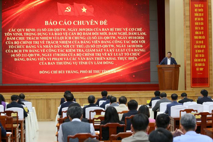 Đồng chí Bùi Thắng, Phó Bí thư Tỉnh ủy quán triệt quy định của Ban Bí thư về bảo vệ cán bộ dám nghĩ, dám làm, dám chịu trách nhiệm vì lợi ích chung