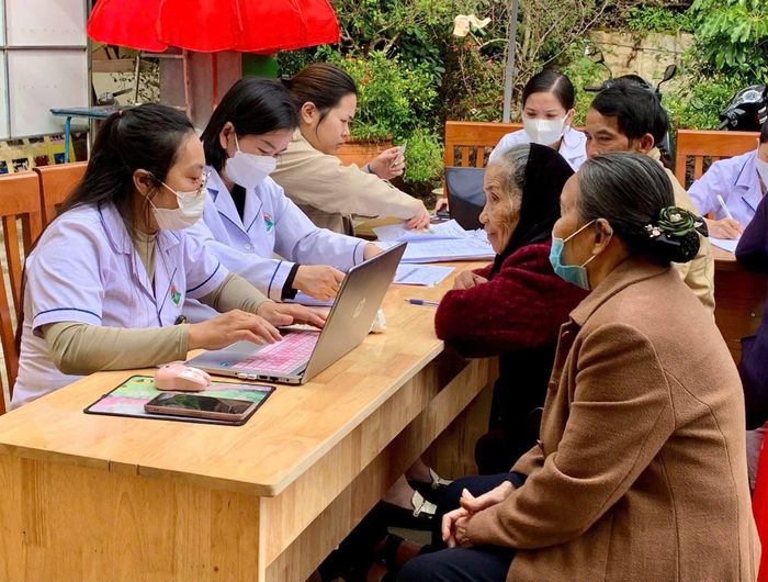 Cập nhật thông tin khám sức khỏe định kỳ cho người cao tuổi tại Tổ dân phố Phan Chu Trinh, phường Lâm viên - Đà Lạt