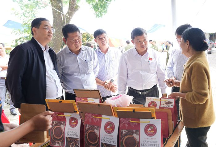 Lãnh đạo Đảng ủy, UBND, HĐND, Ủy ban MTTQ Việt Nam xã Bảo Lâm 3 nắm bắt tình hình sản xuất, kinh doanh của các hộ chế biến cà phê ở địa phương
