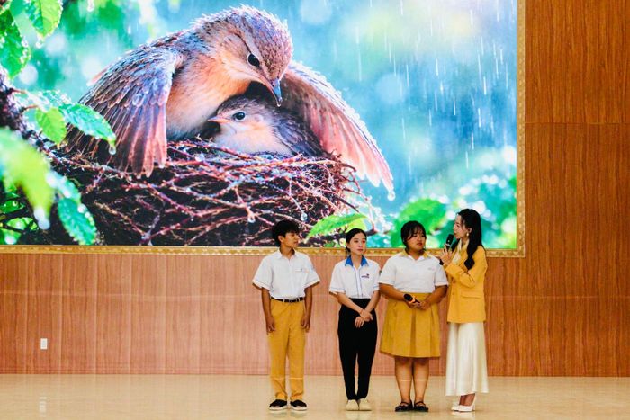 Đại diện các em học sinh được nhận học bổng chia sẻ tại chương trình