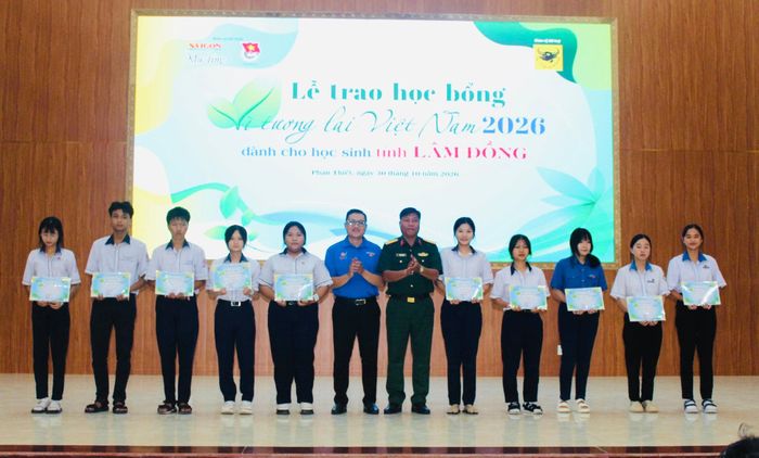 Học sinh nhận học bổng