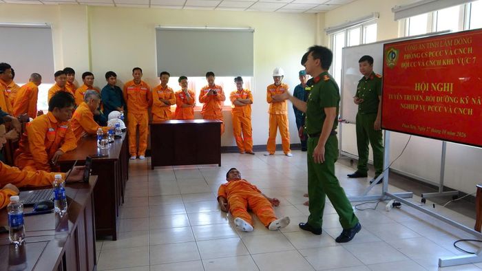 CBCNV được Phòng Cảnh sát PCCC-CNCH hướng dẫn thực hành cứu người