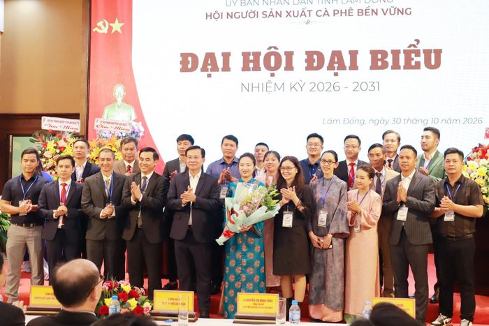 Ủy viên Ban Chấp hành Trung ương Đảng, Phó Bí thư Tỉnh ủy, Chủ tịch UBND tỉnh Hồ Văn Mười tặng hoa chúc mừng Ban Chấp hành Hiệp hội Người sản xuất cà phê bền vững tỉnh Lâm Đồng nhiệm kỳ 2026 - 2031