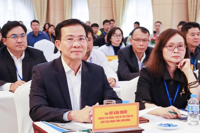 Ủy viên Ban Chấp hành Trung ương Đảng, Phó Bí thư Tỉnh ủy, Chủ tịch UBND tỉnh Hồ Văn Mười dự Đại hội Hội Người sản xuất cà phê bền vững tỉnh Lâm Đồng