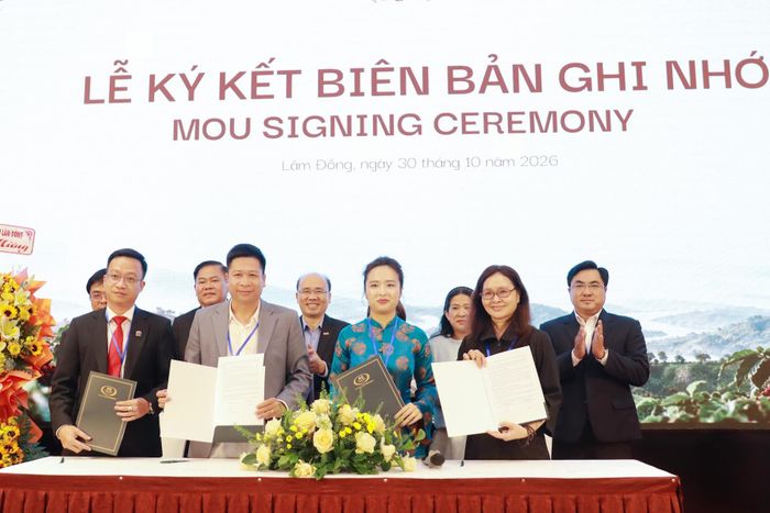 Các đại biểu, doanh nghiệp ký kết biên bản ghi nhớ hợp tác trong sản xuất, chế biến, tiêu thụ sản phẩm cà phê