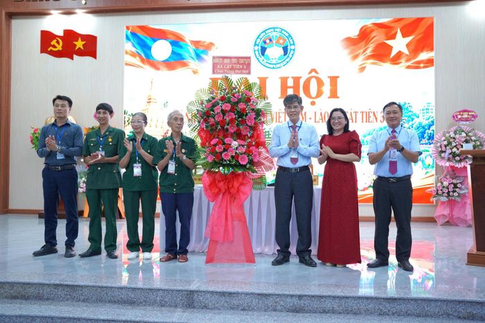 Lãnh đạo xã Cát Tiên 3 trao tặng lẵng hoa chúc mừng Đại hội