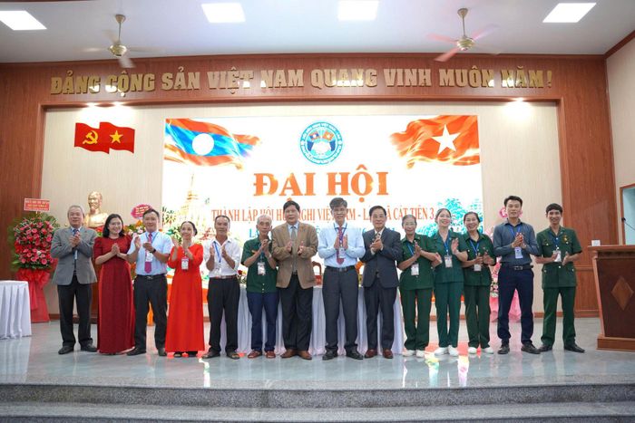 Các đồng chí lãnh đạo chụp ảnh ra mắt Ban Chấp hành Hội Hữu nghị Việt Nam – Lào xã Cát Tiên 3 lần thứ I, nhiệm kỳ 2026 – 2031