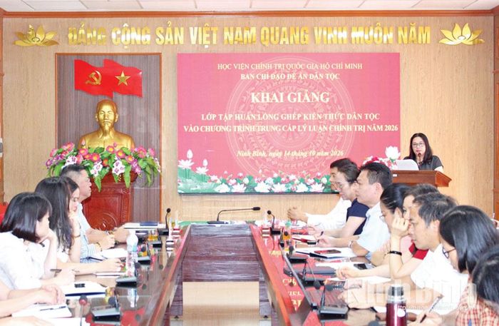 Các đại biểu và học viên dự khai giảng lớp tập huấn lồng ghép kiến thức dân tộc vào chương trình trung cấp lý luận chính trị do Trường Chính trị Trường Chinh phối hợp với Ban Chỉ đạo Đề án Dân tộc, Học viện Chính trị quốc gia Hồ Chí Minh tổ chức.