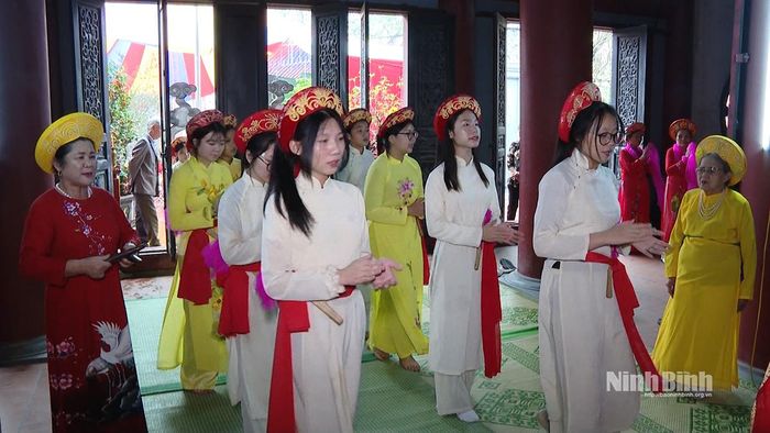 Điệu hát Dậm, nét văn hóa đặc sắc chỉ có tại các dịp lễ hội đền Trúc. Cụ Trịnh Thị Phẩm (áo vàng) và bà Đặng Thị Lý (áo đỏ) đứng bắt nhịp cho các cô gái biểu diễn điệu hát dâng Thánh.