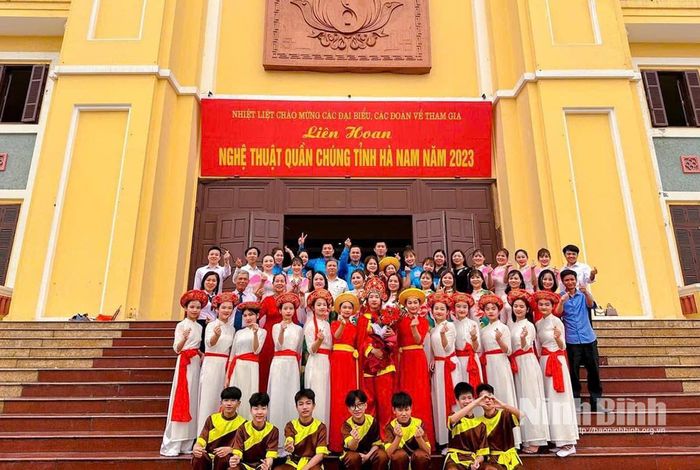 Bà Đặng Thị Lý cùng đoàn hát Dậm tham gia Liên hoan nghệ thuật quần chúng tỉnh Hà Nam năm 2023.