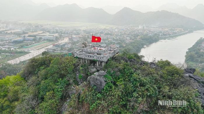 Đỉnh núi Cấm, nơi tương truyền đại kỳ của Thái úy Lý Thường Kiệt đã bị gió lớn cuốn lên.
