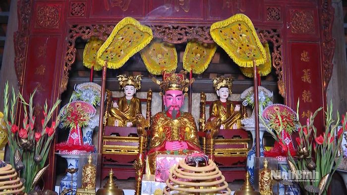 Bên trong cung cấm của đền, tượng Thái úy Lý Thường Kiệt và 2 mẹ con bà hàng nước được phối thờ để nhân dân tưởng nhớ.