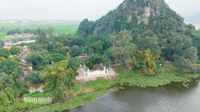 Đền Trúc ẩn mình bên dòng sông Đáy hiền hòa.