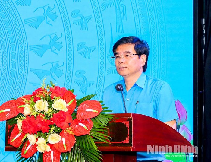 Đồng chí Nguyễn Hải Long, Tỉnh ủy viên, Phó Chủ tịch Ủy ban MTTQ Việt Nam tỉnh, Chủ tịch LĐLĐ tỉnh phát biểu tại hội nghị tập huấn.