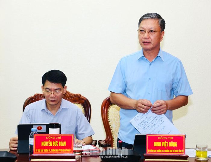 Đồng chí Đinh Việt Dũng, Ủy viên Ban Thường vụ Tỉnh ủy, Trưởng Ban Tổ chức Tỉnh ủy phát biểu tại hội nghị.