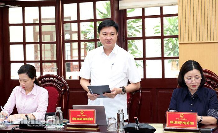 Đồng chí Trần Ngọc Nam, Tỉnh ủy viên, Phó Chủ tịch Ủy ban MTTQ Việt Nam tỉnh, Bí thư Tỉnh đoàn phát biểu tại hội nghị.