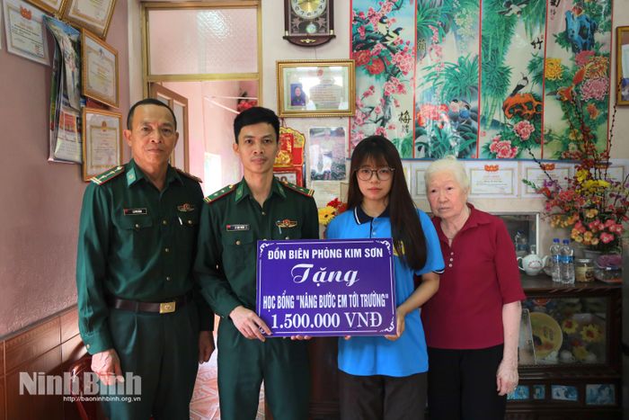 Cán bộ, chiến sĩ Đồn Biên phòng Kim Sơn trao học bổng quý IV của chương trình “Nâng bước em tới trường” cho em Phùng Thị Bích Ngọc.