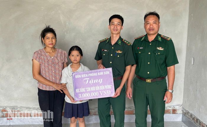 Cán bộ, chiến sĩ Đồn Biên phòng Kim Sơn trao tặng học bổng “Con nuôi đồn biên phòng” cho em Nguyễn Thị Tường Vi (xã Kim Đông).