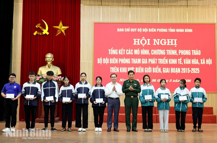 Hằng năm, Ban Chỉ huy Bộ đội Biên phòng tỉnh tổ chức gặp mặt, trao quà, động viên các em học sinh được đỡ đầu nỗ lực vươn lên trong học tập, rèn luyện.