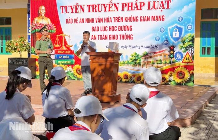Từ sức ảnh hưởng trên mạng xã hội, anh Trần Văn Quân tích cực tham gia các hoạt động truyền thông, nâng cao nhận thức về an toàn số cho giới trẻ.