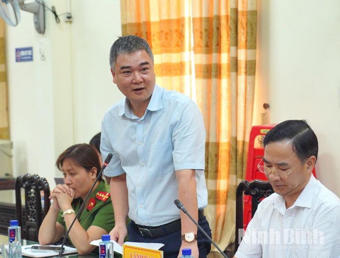 Lãnh đạo xã Yên Cường báo cáo tiến độ tại hội nghị.