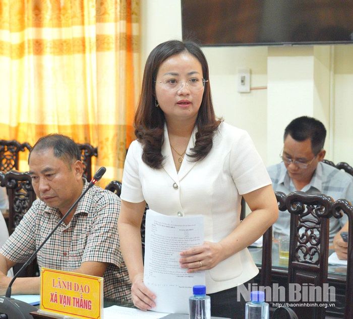 Lãnh đạo xã Vạn Thắng báo cáo tiến độ tại hội nghị.