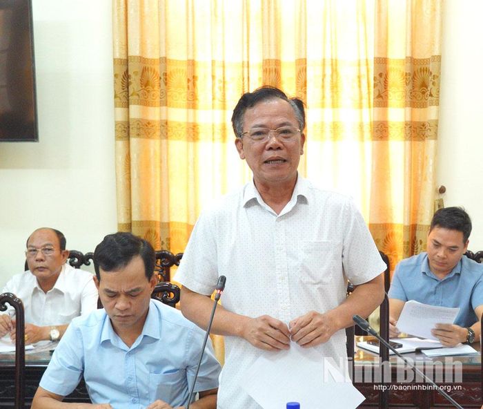 Lãnh đạo xã Ý Yên báo cáo tiến độ tại hội nghị.