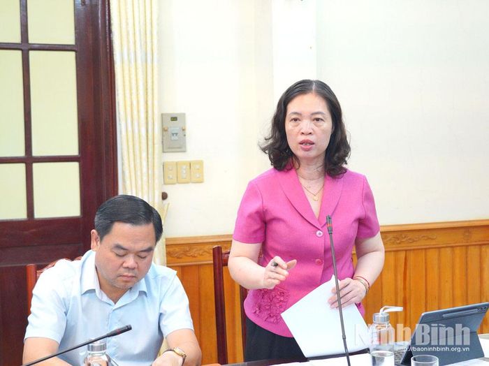 Đồng chí Phạm Thị Phương Hạnh, Tỉnh ủy viên, Giám đốc Sở Y tế phát biểu tại hội nghị.