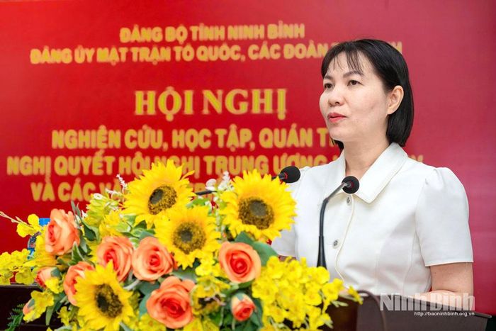 Đồng chí Phan Thị Hương Lan, báo cáo viên cấp tỉnh quán triệt Nghị quyết Hội nghị Trung ương 4 khóa XIV và các văn bản triển khai thực hiện của Tỉnh ủy.