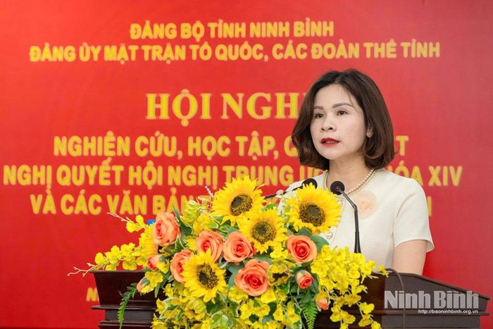 Đồng chí Phạm Thị Bích Thảo, Phó Bí thư Đảng ủy MTTQ, các đoàn thể tỉnh, Phó Chủ tịch Ủy ban MTTQ Việt Nam tỉnh phát biểu kết luận hội nghị.