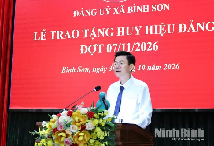 Đồng chí Trần Văn Giang, Tỉnh ủy viên, Phó Chủ nhiệm Thường trực Ủy ban Kiểm tra Tỉnh ủy phát biểu tại Lễ trao tặng Huy hiệu Đảng.