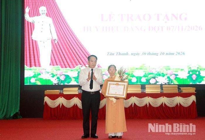 Đồng chí Hoàng Mạnh Dũng, Bí thư Đảng ủy, Chủ tịch HĐND xã trao tặng Huy hiệu 60 năm tuổi Đảng cho đảng viên.