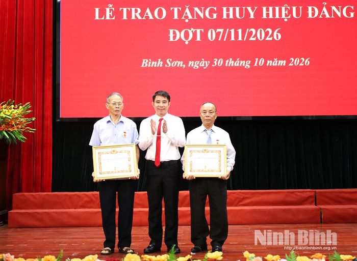 Thường trực Đảng uỷ xã trao Huy hiệu 50, 55 năm tuổi Đảng cho đảng viên.