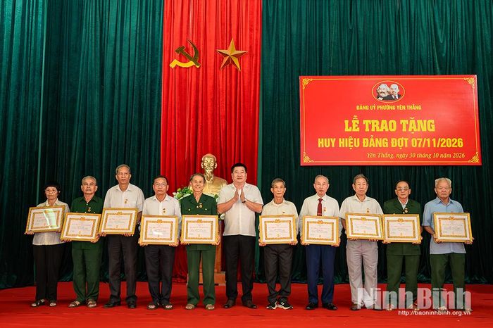 Lãnh đạo phường Yên Thắng trao tặng Huy hiệu Đảng cho các đảng viên từ 50 đến 65 năm tuổi Đảng.