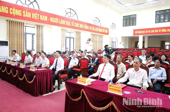 Các đại biểu dự Lễ trao tặng Huy hiệu Đảng.