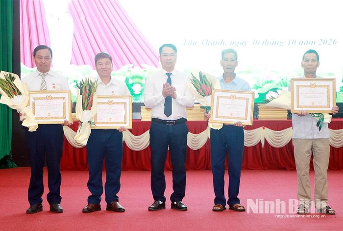 Thường trực Đảng ủy xã trao tặng Huy hiệu Đảng cho đảng viên.