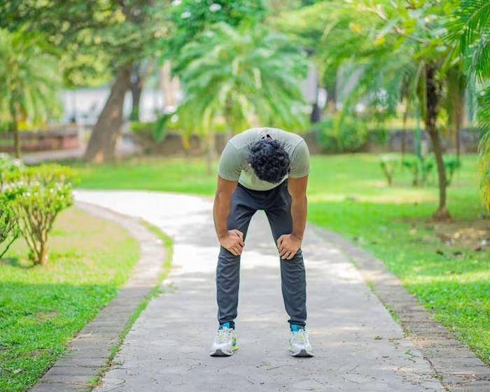 Hãy cẩn trọng nếu tình trạng hụt hơi, thở dốc vẫn kéo dài trên 5-10 phút sau khi đã dừng các hoạt động hàng ngày. (Nguồn: CNA/ iStock/Wiphop Sathawirawong)