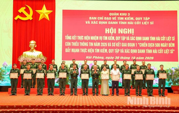 Đại diện lãnh đạo Bộ Tư lệnh Quân khu 3 trao tặng Bằng khen của Bộ Tư lệnh Quân khu 3 cho các cá nhân.