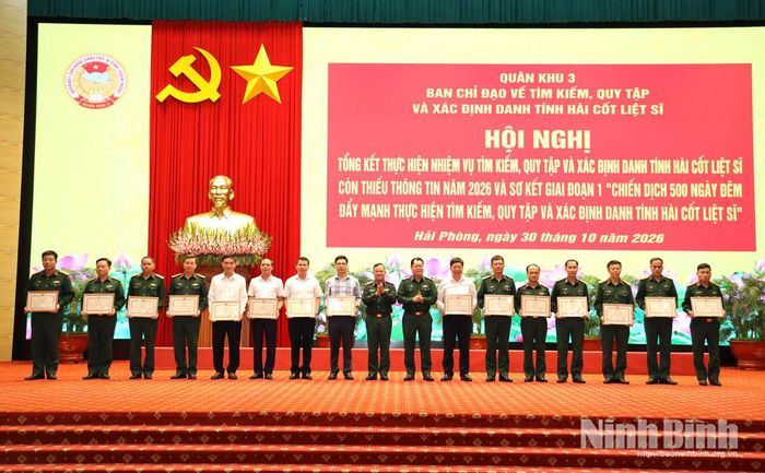 Thiếu tướng Khúc Thành Dư, Phó Chính ủy Quân khu, Trưởng Ban Chỉ đạo 515 Quân khu 3 và Thiếu tướng Hà Tất Đạt, Phó Tư lệnh Quân khu 3 trao tặng Bằng khen của Bộ Tư lệnh Quân khu 3 cho các tập thể.