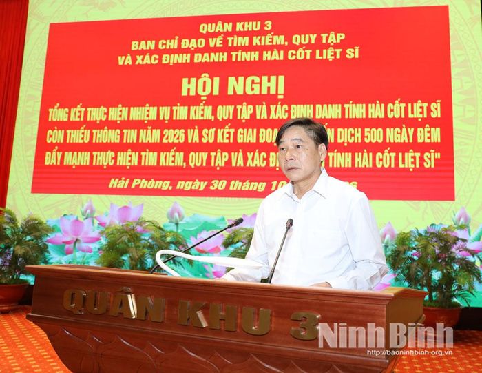 Đồng chí Nguyễn Anh Chức, Ủy viên Ban Thường vụ Tỉnh ủy, Phó Chủ tịch UBND tỉnh, Trưởng Ban Chỉ đạo 515 tỉnh phát biểu tại hội nghị.