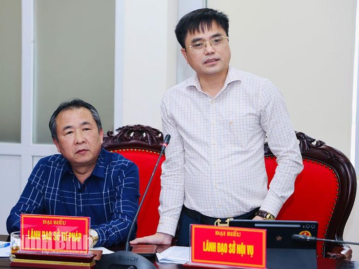 Đồng chí Bùi Văn Hoàng, Tỉnh ủy viên, Giám đốc Sở Nội vụ phát biểu tại hội nghị.