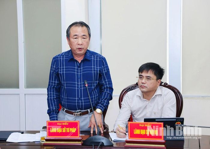 Đồng chí Bùi Đức Thái, Tỉnh ủy viên, Giám đốc Sở Tư pháp phát biểu tại hội nghị.