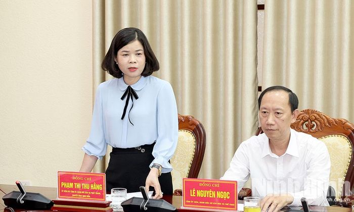 Đồng chí Phạm Thị Thu Hằng, Ủy viên Ban Thường vụ Tỉnh ủy, Giám đốc Báo và phát thanh, truyền hình Ninh Bình phát biểu tại hội nghị.