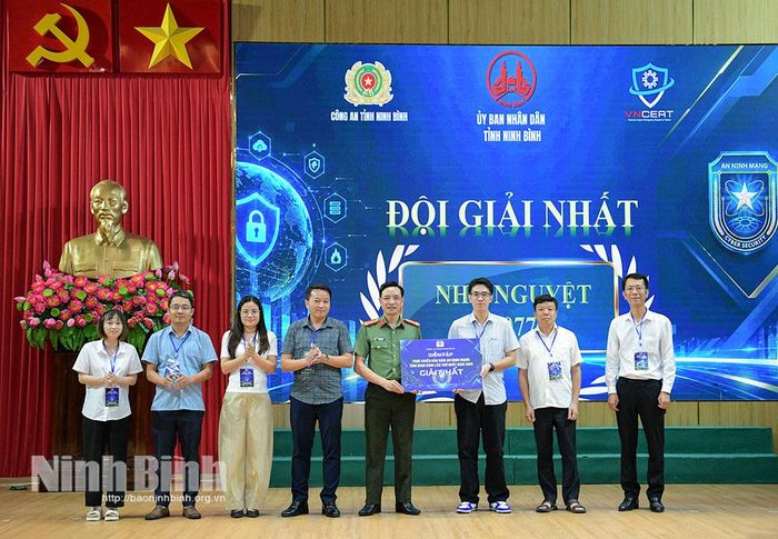 Đại tá Mai Đại Trưng, Phó Giám đốc Công an tỉnh, Trưởng Ban Tổ chức diễn tập Công an tỉnh trao giải Nhất cho đội có thành tích xuất sắc trong quá trình tham gia diễn tập.