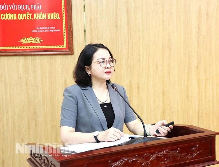 Đồng chí Hoàng Thị Thoa, Trưởng phòng Tuyên truyền và Hỗ trợ người tham gia, BHXH tỉnh Ninh Bình trình bày chuyên đề tại Hội nghị.
