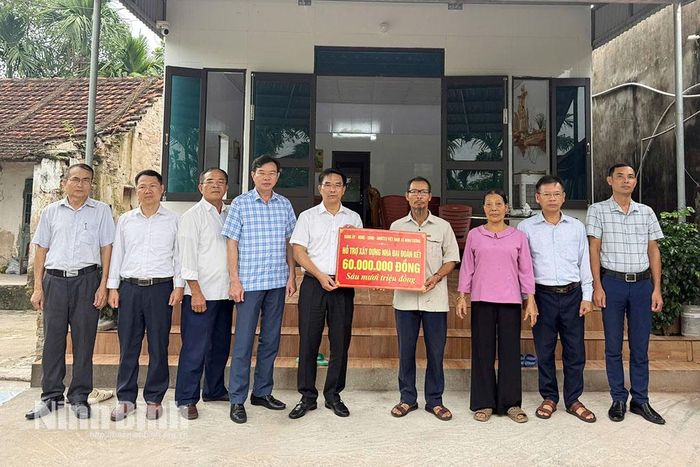 Trao nhà Đại đoàn kết cho hộ bà Tạ Thị Chích, thôn Trực Cường.