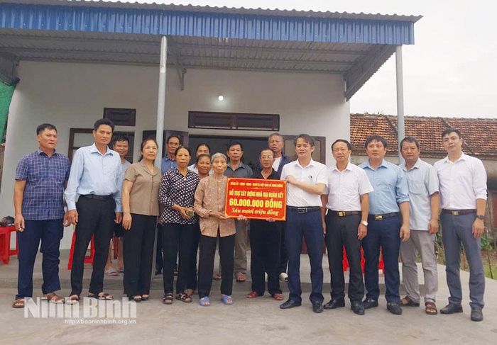 Khánh thành và trao nhà Đại đoàn kết cho hộ bà Nguyễn Thị Bất, thôn Trực Hùng.
